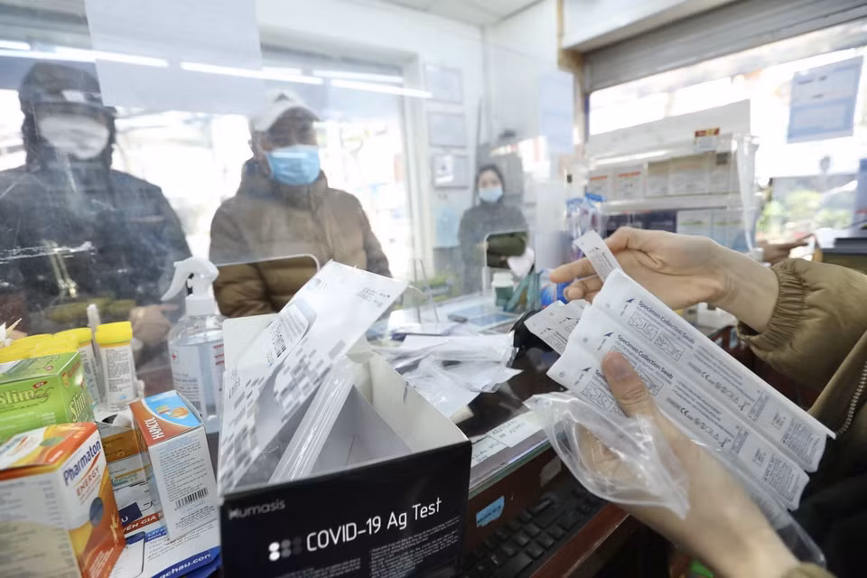 Trước diễn biến phức tạp của dịch COVID-19 trên địa bàn Hà Nội với số ca tăng nhanh liên tục, người dân đổ xô đi mua kit xét nghiệm COVID-19. (Ảnh: Minh Quyết/TTXVN)
