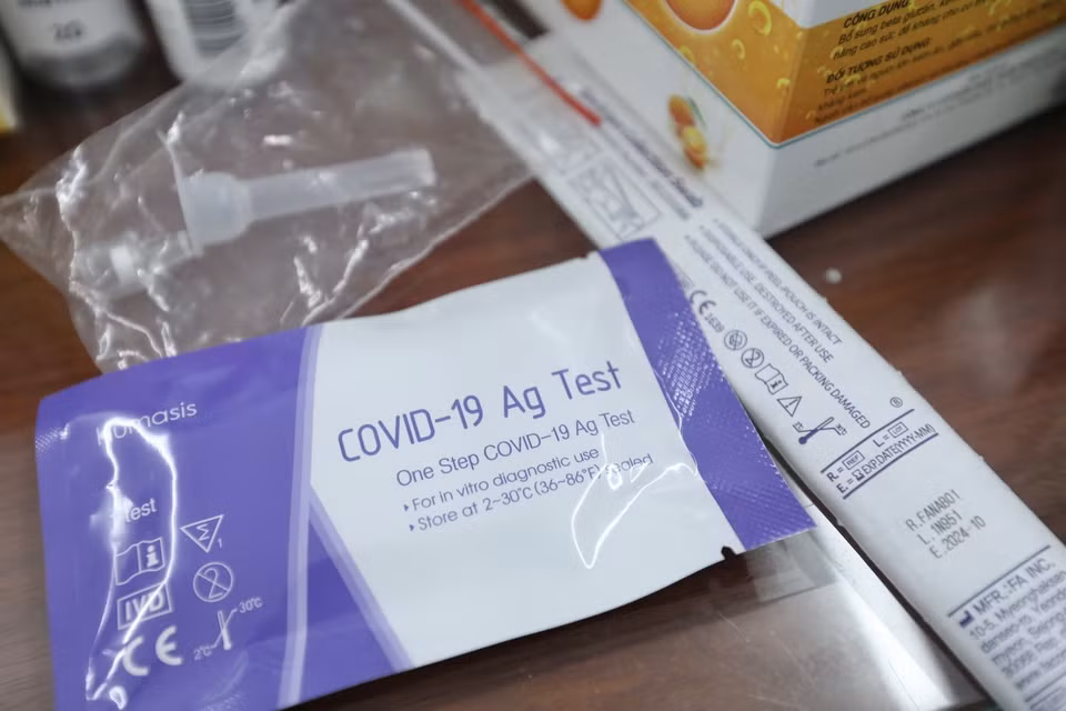 Một bộ kit xét nghiệm nhanh kháng nguyên COVID-19 (sản xuất tại Hàn Quốc) được bán với giá 110.000đ/bộ. (Ảnh: Minh Quyết/TTXVN)