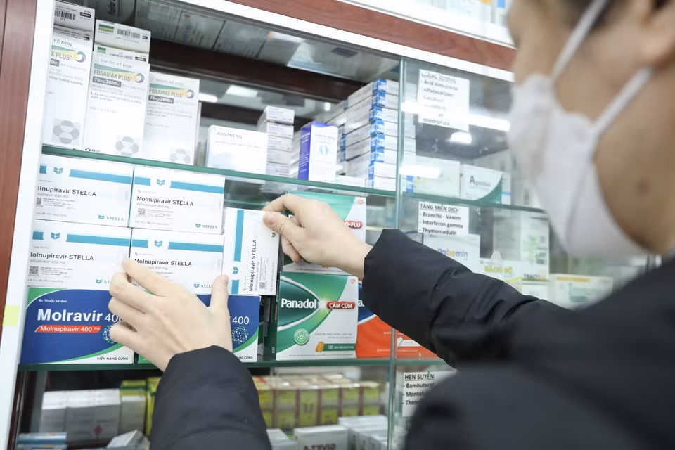 Sau khi có hướng dẫn bán thuốc từ Bộ Y tế, hệ thống nhà thuốc FPT Long Châu đã chính thức mở bán thuốc kháng virus điều trị COVID-19 có thành phần hoạt chất chứa Molnupiravir. (Ảnh: Minh Quyết/TTXVN)