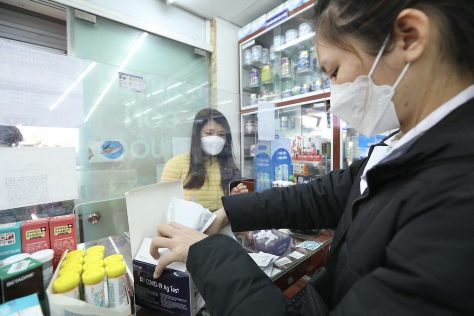 Trước diễn biến phức tạp của dịch COVID-19 trên địa bàn Hà Nội với số ca tăng nhanh liên tục, người dân đổ xô đi mua kit xét nghiệm COVID-19. (Ảnh: Minh Quyết/TTXVN)