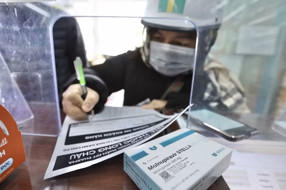 Khi mua thuốc Molnupiravir điều trị COVID-19 tại cửa hàng thuốc Long Châu, Hà Nội, khách hàng cần xác nhận thông tin mua thuốc tại đây. (Ảnh: Minh Quyết/TTXVN)