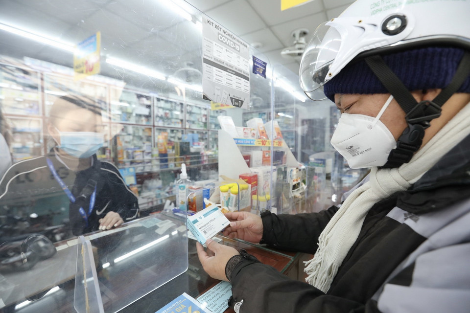 Người dân đến tìm hiểu và mua thuốc Molnupiravir điều trị COVID-19 tại cửa hàng thuốc Long Châu, Hà Nội. (Ảnh: Minh Quyết/TTXVN)