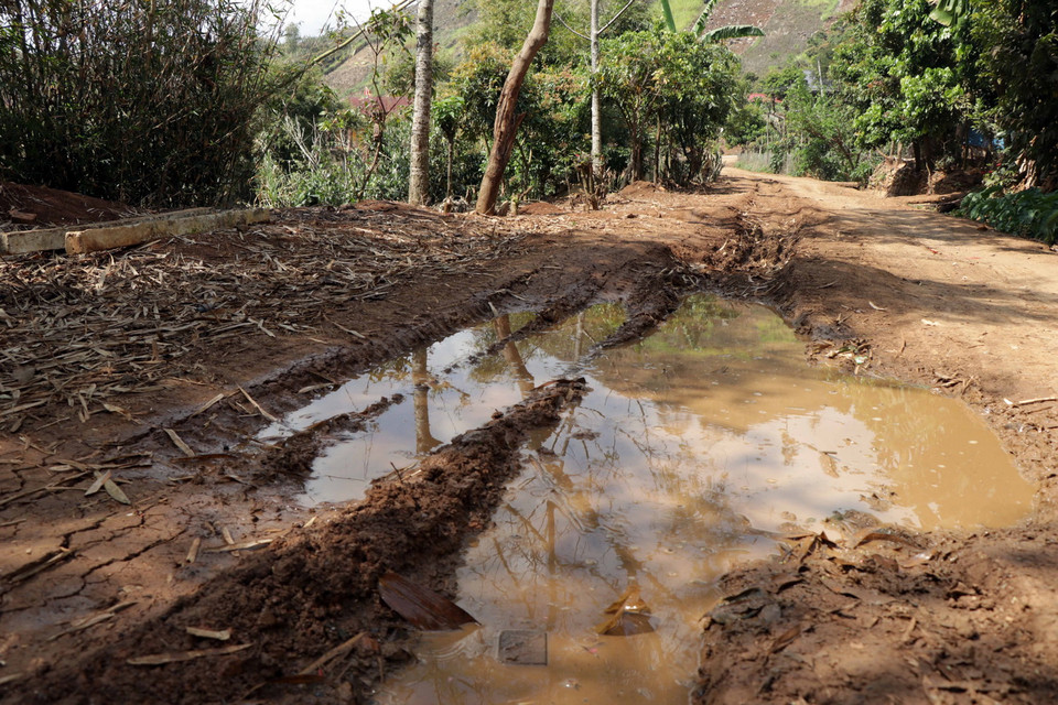 Một đoạn đường bị xuống cấp tại bản tái định cư Quỳnh Sơn, xã Cò Nòi, huyện Mai Sơn, tỉnh Sơn La. (Ảnh: Hữu Quyết/TTXVN)