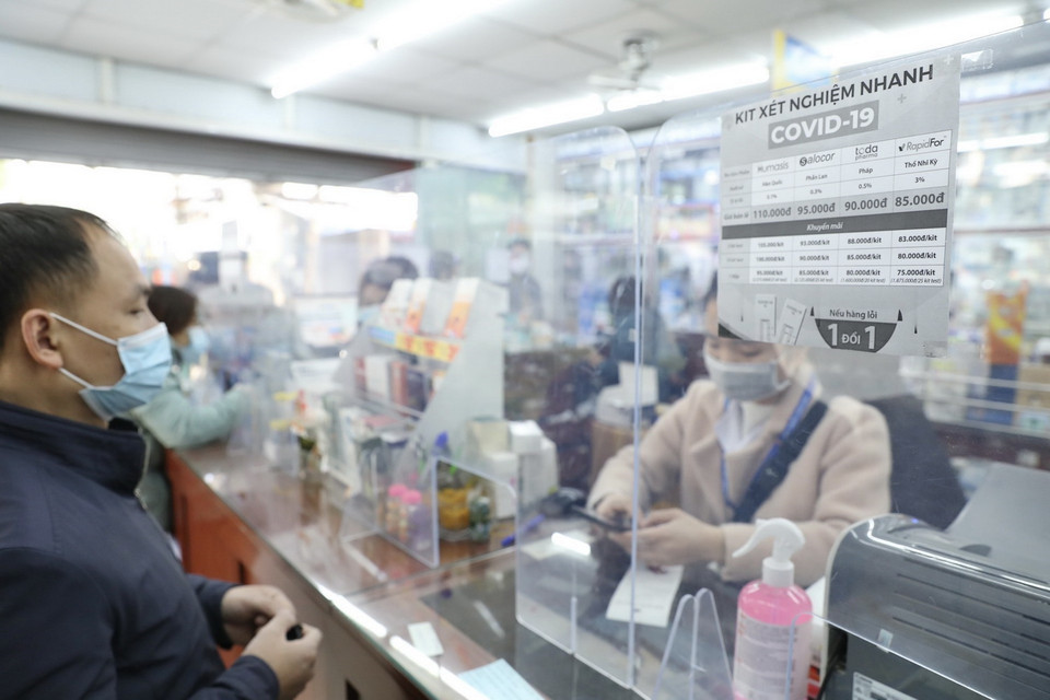 Do số ca F0 tăng nhanh liên tục, bộ kit xét nghiệm nhanh COVID-19 cũng "cháy" hàng. (Ảnh: Minh Quyết/TTXVN)