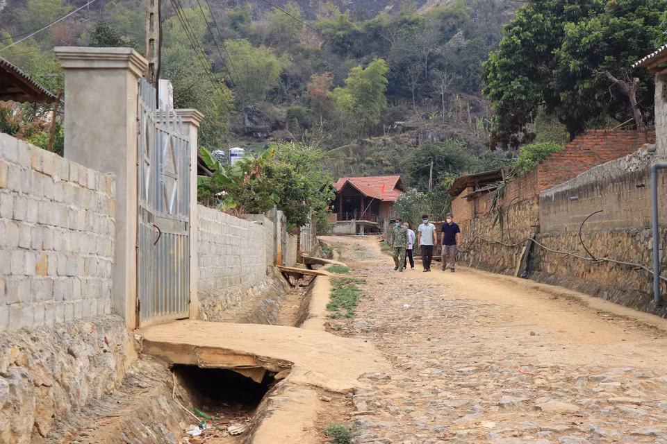 Đường giao thông tại bản tái định cư Quỳnh Tiến, xã Cò Nòi, huyện Mai Sơn, tỉnh Sơn La chỉ được rải đá cấp phối. (Ảnh: Hữu Quyết/TTXVN)