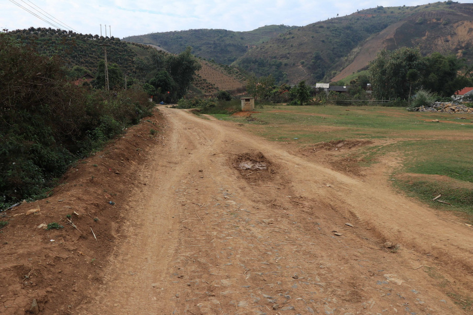 Tuyến đường từ bản tái định cư Quỳnh Tiến đến trung tâm xã Cò Nòi chưa được đầu tư, nâng cấp. (Ảnh: Hữu Quyết/TTXVN)