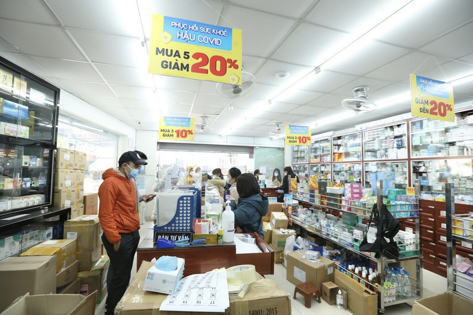 Khách đến mua thuốc điều trị COVID-19 tại cửa hàng thuốc Long Châu, phố Hoàng Hoa Thám, Hà Nội. (Ảnh: Minh Quyết/TTXVN)