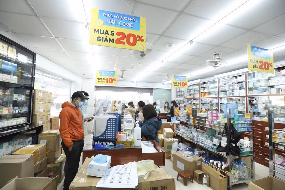 Khách đến mua thuốc điều trị COVID-19 tại cửa hàng thuốc Long Châu, phố Hoàng Hoa Thám, Hà Nội. (Ảnh: Minh Quyết/TTXVN)