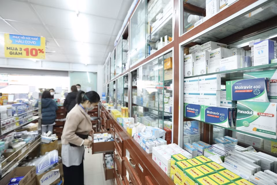 Sau khi có hướng dẫn bán thuốc từ Bộ Y tế, hệ thống nhà thuốc FPT Long Châu đã chính thức mở bán thuốc kháng virus điều trị COVID-19 có thành phần hoạt chất chứa Molnupiravir. (Ảnh: Minh Quyết/TTXVN)