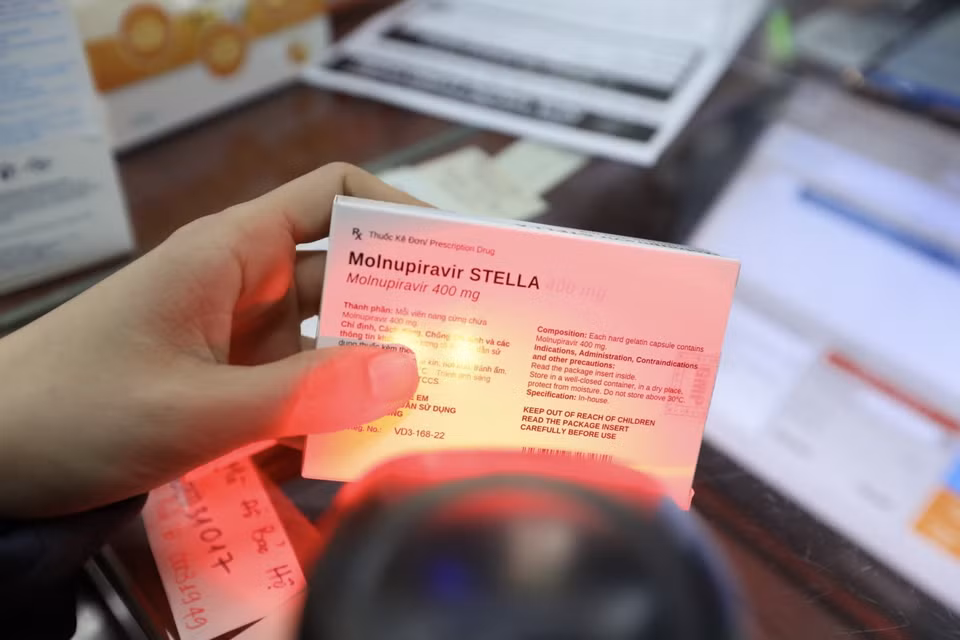 Giá thuốc Molnupiravir Stella 400mg (Molnupiravir 400mg) của Công ty TNHH liên doanh Stellapharm chi nhánh 1 có giá 12.500 đồng/viên (dạng viên nang cứng), mỗi hộp 1 vỉ hoặc 2 vỉ x 10 viên. (Ảnh: Minh Quyết/TTXVN)