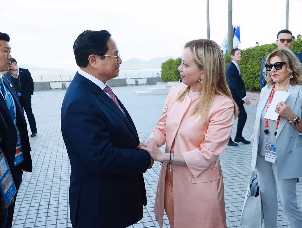 Thủ tướng Phạm Minh Chính gặp Thủ tướng Italy Giorgia Meloni. (Ảnh: Dương Giang/TTXVN) 