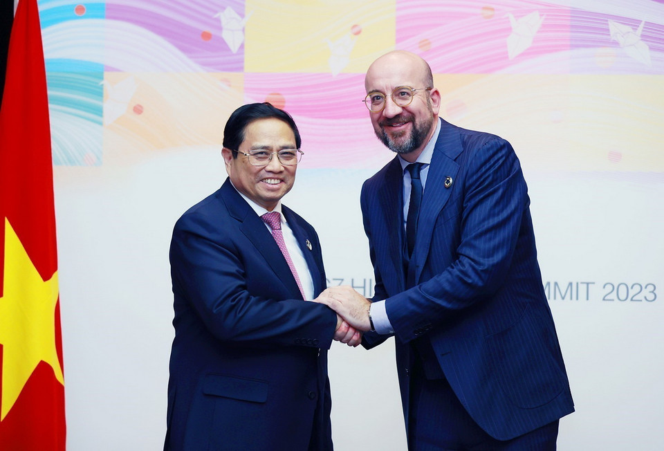 Thủ tướng Phạm Minh Chính gặp Chủ tịch Hội đồng châu Âu Charles Michel. (Ảnh: Dương Giang/TTXVN)
