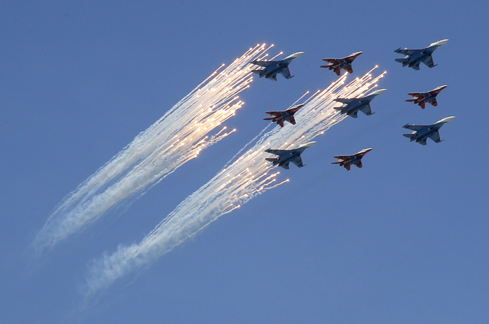 Đội hình máy bay biểu diễn ''Tráng sĩ Nga'' và ''Cánh én'' với thành phần gồm năm máy bay SU-27 và bốn máy bay MiG-29 (Nguồn: AFP)