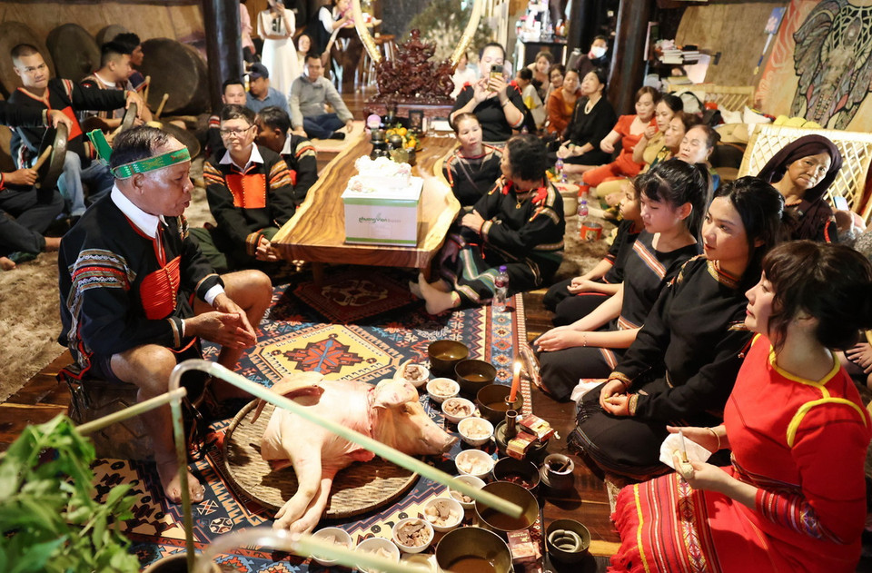 Gia đình chị H’Kjăp Niê, buôn Akŏ Dhông, thành phố Buôn Ma Thuột, tỉnh Đắk Lắk tổ chức Lễ cúng mừng sức khỏe theo phong tục của đồng bào Êđê. (Ảnh: Tuấn Anh/TTXVN)