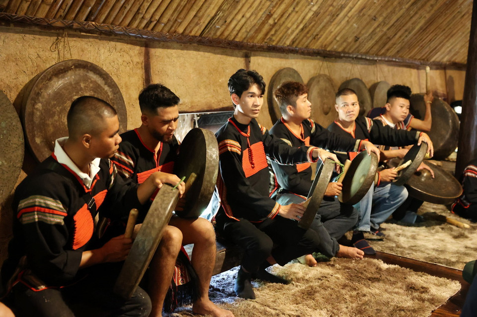 Đội chiêng diễn tấu các bài chiêng trong nghi Lễ cúng mừng sức khỏe. (Ảnh: Tuấn Anh/TTXVN)