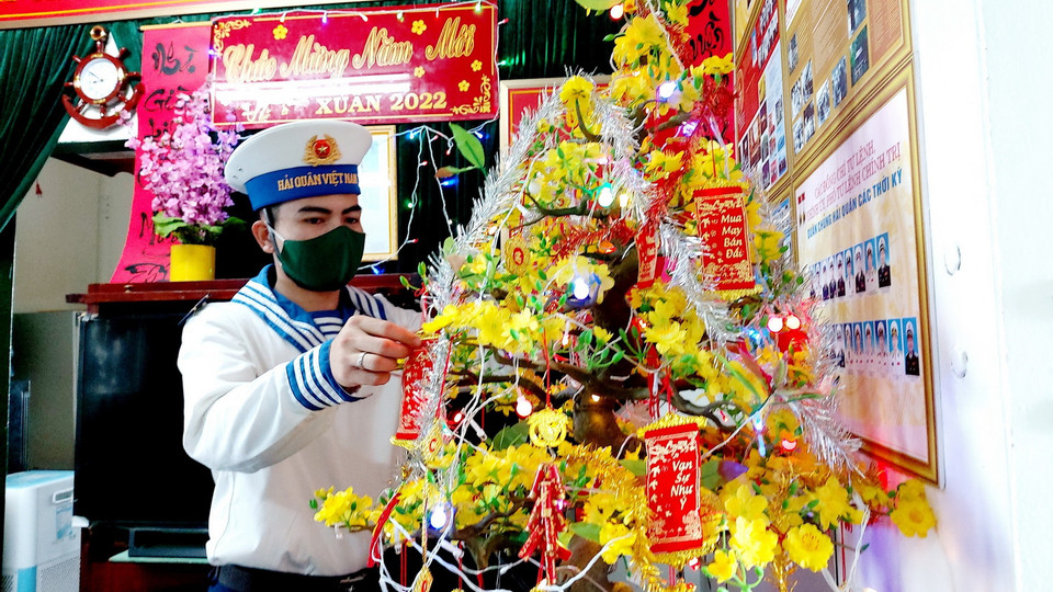 Chiến sỹ Nguyễn Văn Duyệt, nhà giàn DK1/10 trang trí lại cây mai đón Tết. (Ảnh: Thu Hiền/TTXVN)