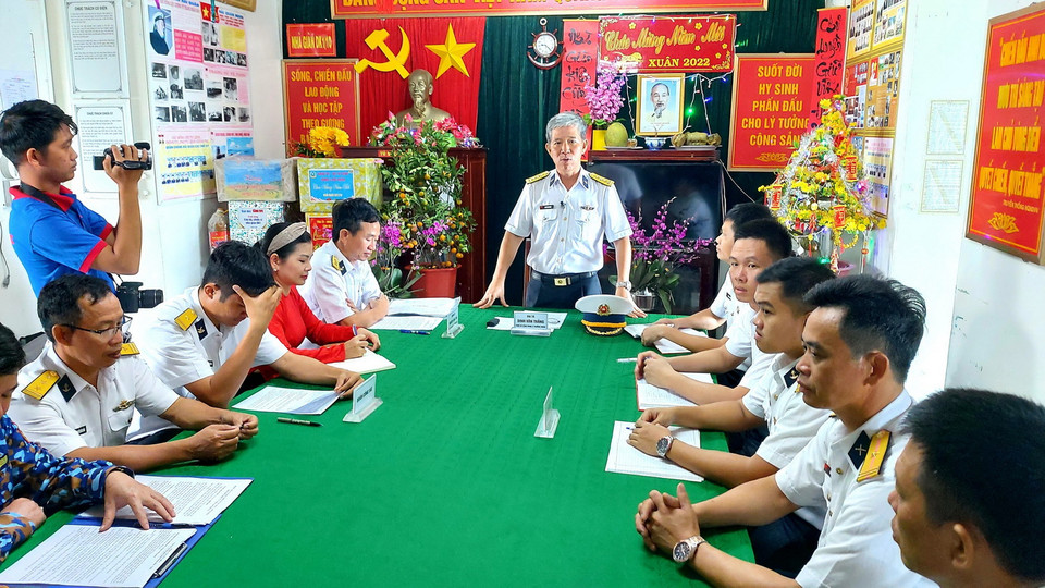  Đại tá Đinh Văn Thắng, Phó Tư lệnh Vùng 2 Hải quân chúc tết các cán bộ, chiến sỹ Nhà giàn DK1/10, bãi cạn Cà Mau. (Ảnh: Thu Hiền/TTXVN)