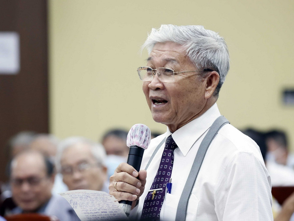 Cử tri, mục sư Nguyễn Thế Hiển phát biểu. (Ảnh: Thống Nhất/TTXVN)