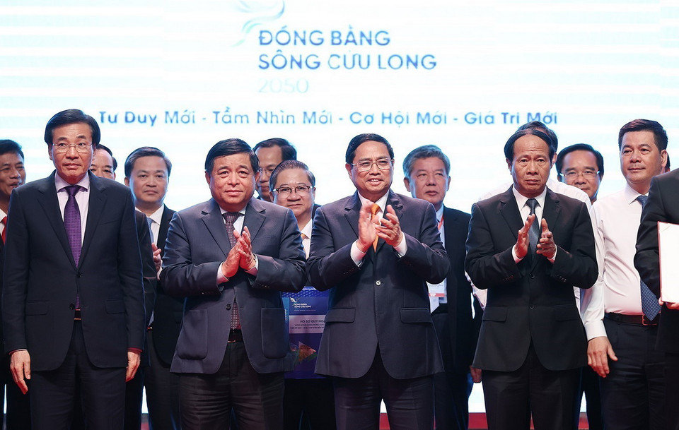 Thủ tướng Phạm Minh Chính và các đại biểu tại Lễ cam kết tài trợ thực hiện một số chương trình dự án phát triển hạ tầng triển khai thực hiện quy hoạch vùng Đồng bằng sông Cửu Long. (Ảnh: Dương Giang/TTXVN)