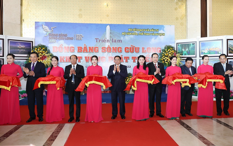 Thủ tướng Phạm Minh Chính và các đại biểu cắt băng khai mạc Triển lãm ảnh “Đồng bằng sông Cửu Long - Khát vọng phát triển.” (Ảnh: Dương Giang/TTXVN)