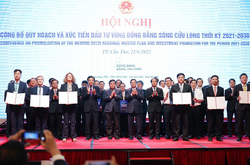 Thủ tướng và các đại biểu chứng kiến Lễ cam kết tài trợ thực hiện một số chương trình dự án phát triển hạ tầng triển khai thực hiện quy hoạch vùng Đồng bằng sông Cửu Long. (Ảnh: Dương Giang/TTXVN)