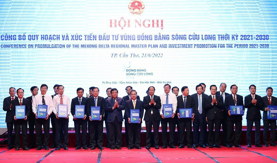 Lễ trao hồ sơ quy hoạch và công bố cam kết tài trợ thực hiện một số chương trình dự án phát triển hạ tầng triển khai thực hiện quy hoạch vùng Đồng bằng sông Cửu Long. (Ảnh: Dương Giang/TTXVN)