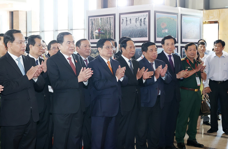 Thủ tướng Phạm Minh Chính và các đại biểu dự khai mạc Triển lãm ảnh. (Ảnh: Dương Giang/TTXVN)