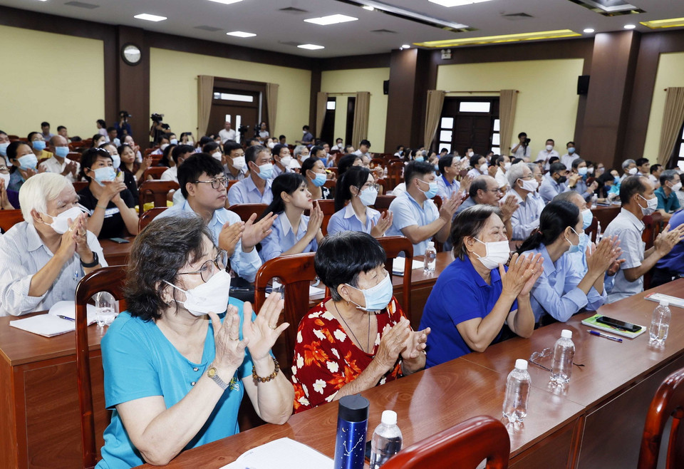 Các cử tri tham dự buổi tiếp xúc. (Ảnh: Thống Nhất/TTXVN) 