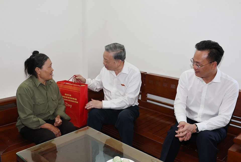 Tổng Bí thư, Chủ tịch nước Tô Lâm thăm, tặng quà hộ thoát nghèo Đinh Thị Ngân, Nguyễn Văn Thân tại thôn Như Lân, xã Long Hưng, huyện Văn Giang. (Ảnh: Trí Dũng/TTXVN)