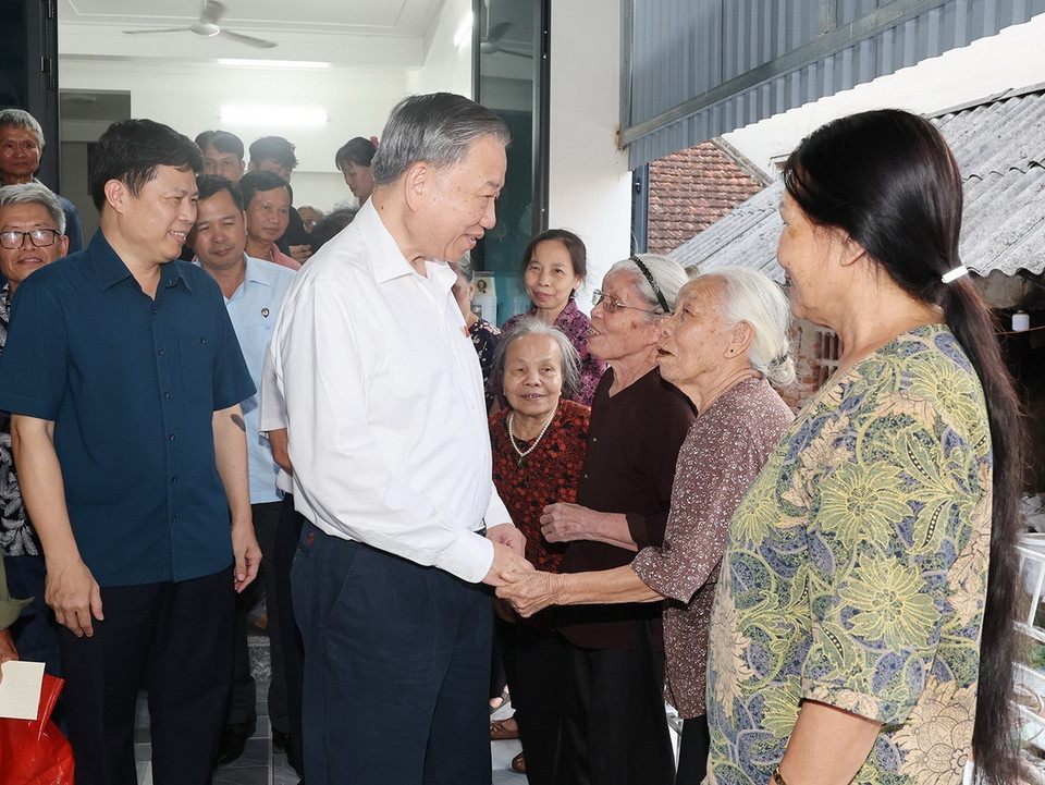 Tổng Bí thư, Chủ tịch nước Tô Lâm thăm hỏi nhân dân xã Long Hưng, huyện Văn Giang. (Ảnh: Trí Dũng/TTXVN)