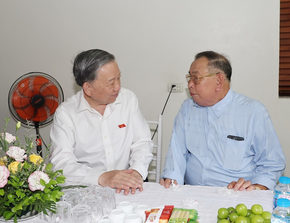 Tổng Bí thư, Chủ tịch nước Tô Lâm thăm, tặng quà thương binh Nguyễn Văn Thân tại thôn Như Phượng Thượng, xã Long Hưng, huyện Văn Giang. (Ảnh: Trí Dũng/TTXVN)