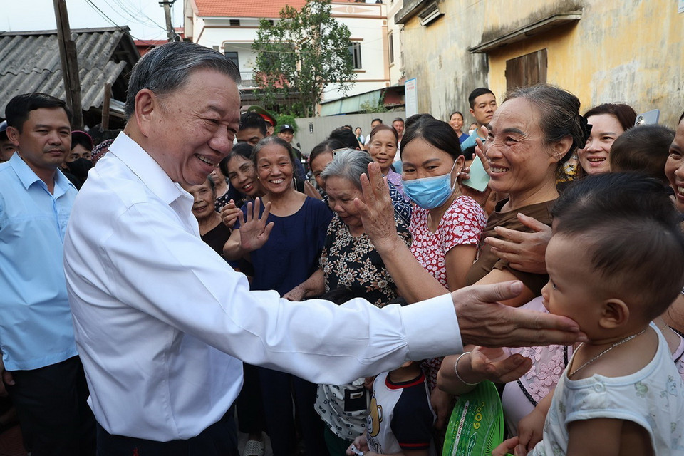 Tổng Bí thư, Chủ tịch nước Tô Lâm thăm hỏi nhân dân xã Long Hưng, huyện Văn Giang. (Ảnh: Trí Dũng/TTXVN)