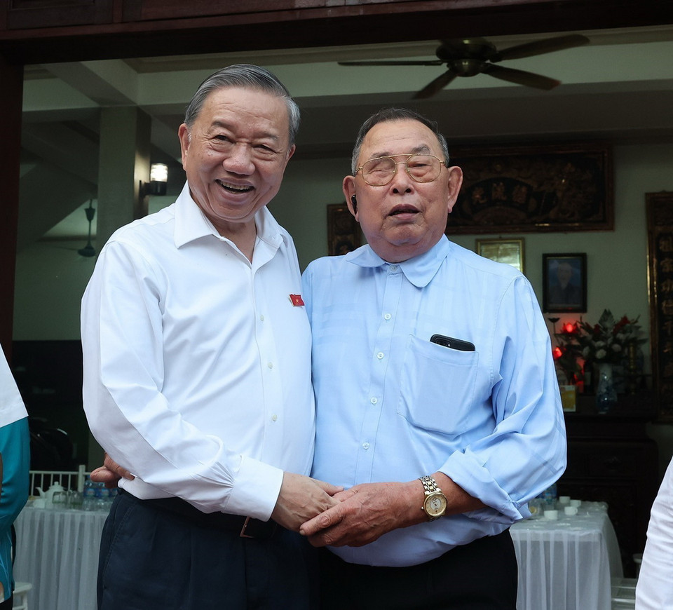 Tổng Bí thư, Chủ tịch nước Tô Lâm thăm, tặng quà thương binh Nguyễn Văn Thân tại thôn Như Phượng Thượng, xã Long Hưng, huyện Văn Giang. (Ảnh: Trí Dũng/TTXVN)