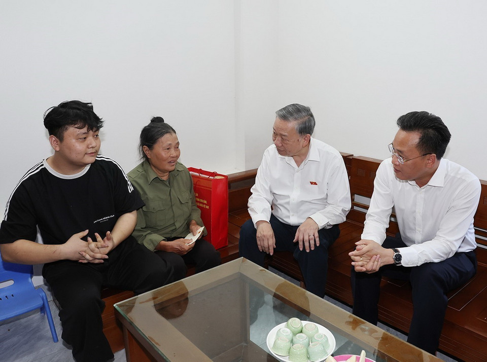 Tổng Bí thư, Chủ tịch nước Tô Lâm thăm, tặng quà hộ thoát nghèo Đinh Thị Ngân, Nguyễn Văn Thân tại thôn Như Lân, xã Long Hưng, huyện Văn Giang. (Ảnh: Trí Dũng/TTXVN)