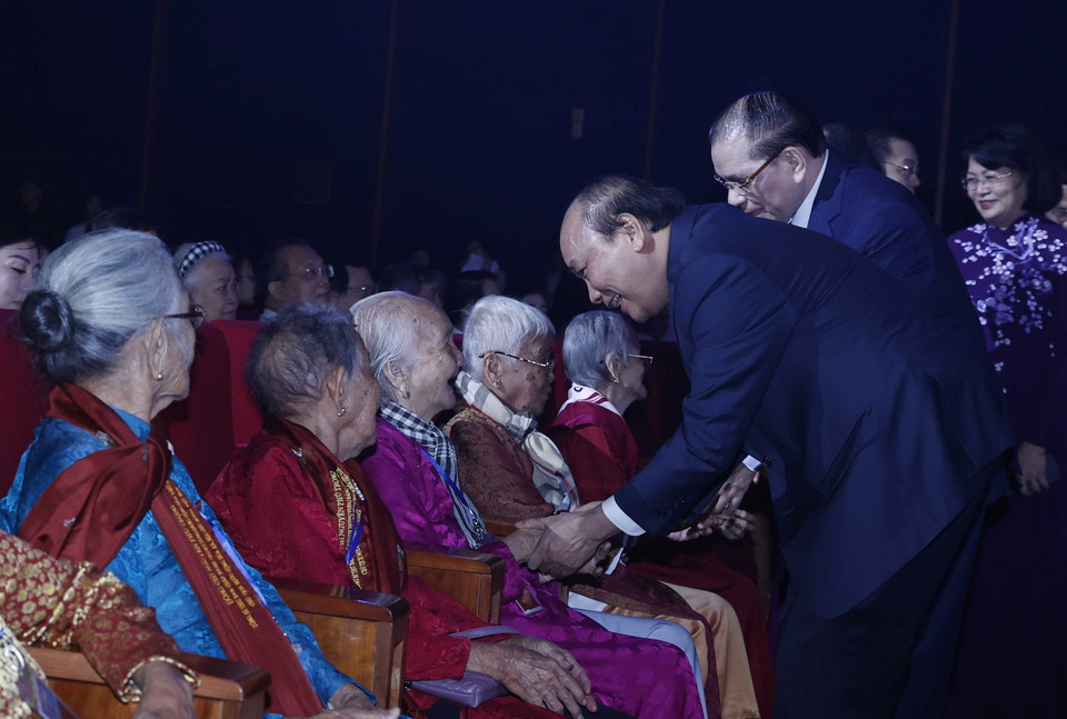 Thủ tướng Nguyễn Xuân Phúc với các Mẹ Việt Nam Anh hùng tham dự buổi gặp mặt. (Ảnh: Thống Nhất/TTXVN)