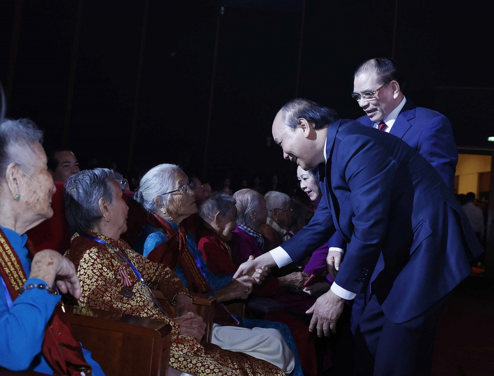  Thủ tướng Nguyễn Xuân Phúc với các Mẹ Việt Nam Anh hùng tham dự buổi gặp mặt. (Ảnh: Thống Nhất/TTXVN)