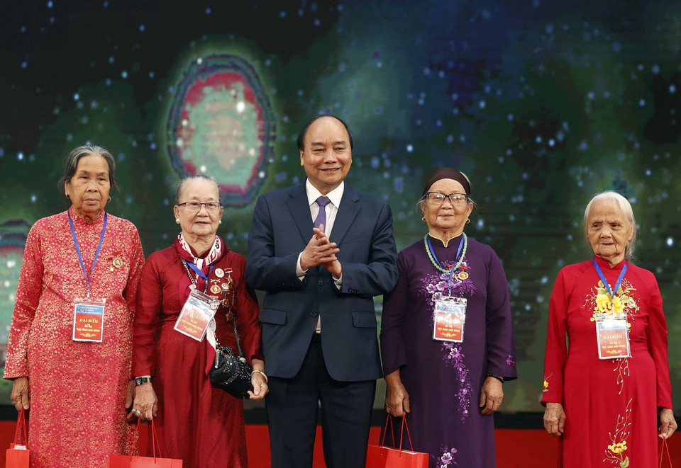  Thủ tướng Nguyễn Xuân Phúc tặng quà các Mẹ Việt Nam Anh hùng. (Ảnh: Thống Nhất/TTXVN)