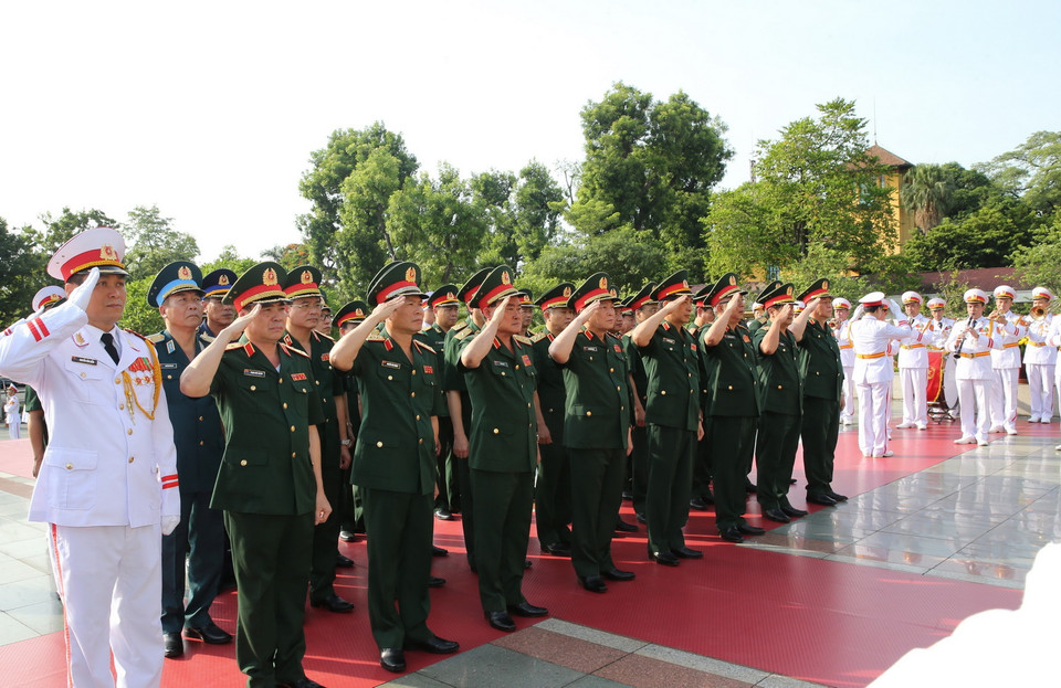 Đoàn Quân ủy Trung ương và Bộ Quốc phòng đặt vòng hoa tưởng niệm các Anh hùng liệt sỹ. (Ảnh: Dương Giang/TTXVN)