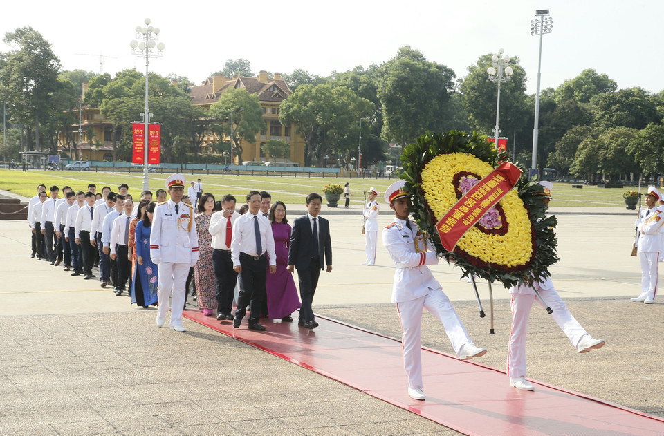 Đoàn đại biểu Bộ Lao động-Thương binh và Xã hội đến đặt vòng hoa và vào Lăng viếng Chủ tịch Hồ Chí Minh. (Ảnh: Doãn Tấn/TTXVN)