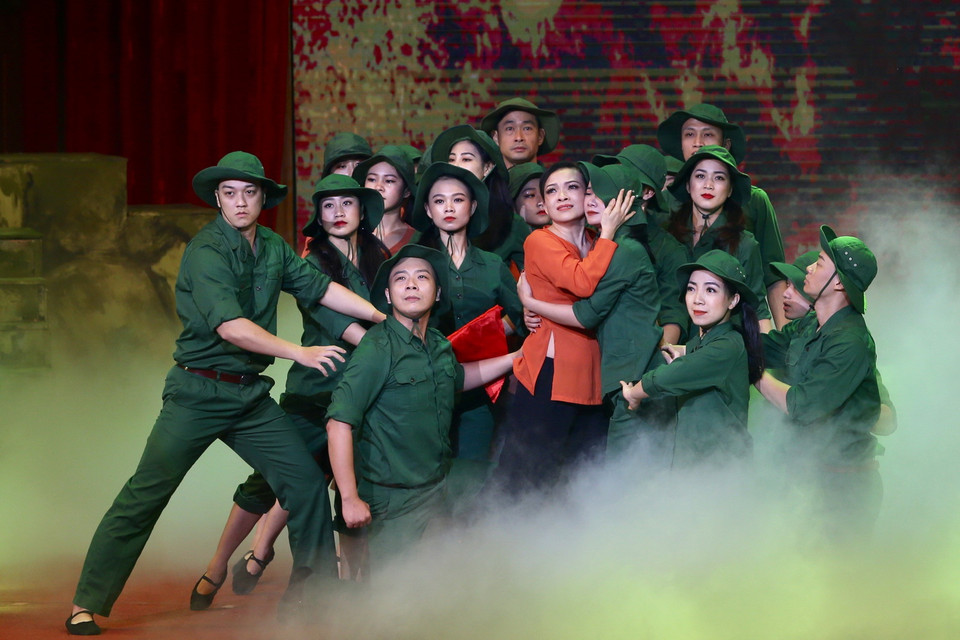 Chương trình nghệ thuật tại buổi gặp mặt. (Ảnh: Dương Giang/TTXVN)