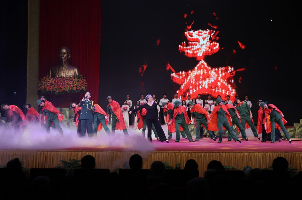 Chương trình nghệ thuật tại buổi gặp mặt. (Ảnh: Dương Giang/TTXVN)