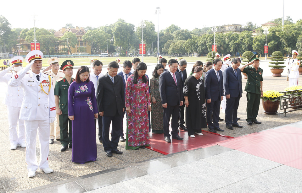 Đoàn đại biểu Thành ủy, HĐND, UBND và Mặt trận Tổ quốc TP Hà Nội đến đặt vòng hoa và vào Lăng viếng Chủ tịch Hồ Chí Minh. (Ảnh: Doãn Tấn/TTXVN)