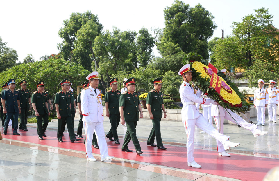 Đoàn Quân ủy Trung ương và Bộ Quốc phòng đặt vòng hoa tưởng niệm các Anh hùng liệt sỹ. (Ảnh: Dương Giang/TTXVN)
