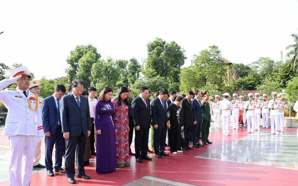 Đoàn Thành ủy, HĐND, UBND, MTTQ Thành phố Hà Nội đặt vòng hoa tưởng niệm các Anh hùng liệt sỹ. (Ảnh: Dương Giang/TTXVN)
