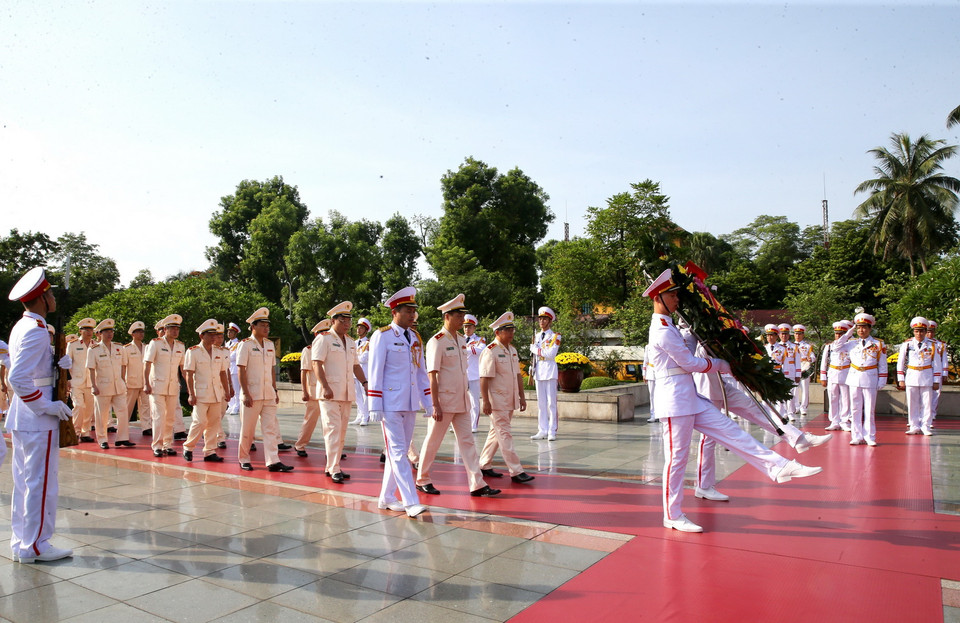 Đoàn Đảng ủy Công an Trung ương và Bộ Quốc phòng đặt vòng hoa tưởng niệm các Anh hùng, liệt sỹ. (Ảnh: Dương Giang/TTXVN)