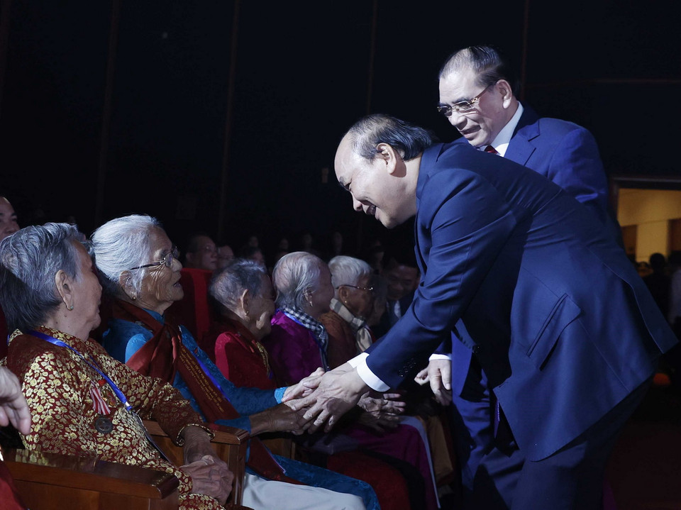 Thủ tướng Nguyễn Xuân Phúc với các Mẹ Việt Nam Anh hùng tham dự buổi gặp mặt. (Ảnh: Thống Nhất/TTXVN)