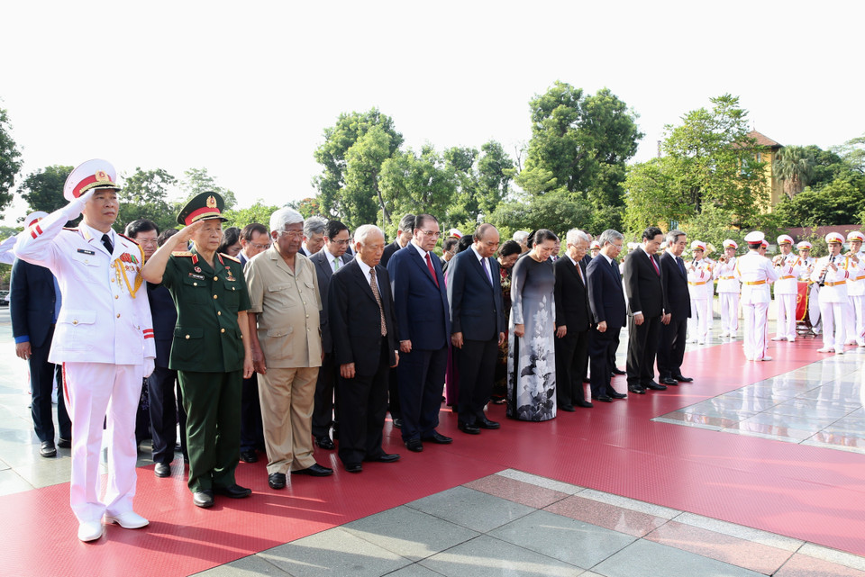 Đoàn đại biểu Lãnh đạo Đảng, Nhà nước đặt vòng hoa tưởng niệm các Anh hùng liệt sỹ. (Ảnh: Dương Giang/TTXVN)