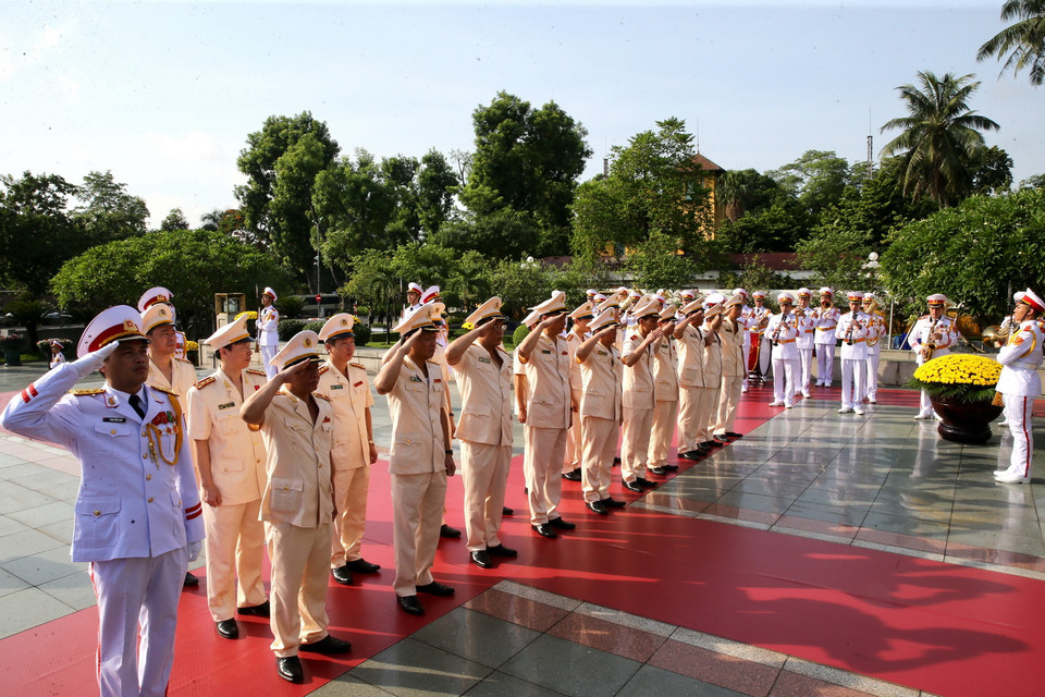 Đoàn Đảng ủy Công an Trung ương và Bộ Quốc phòng đặt vòng hoa tưởng niệm các Anh hùng, liệt sỹ. (Ảnh: Dương Giang/TTXVN)