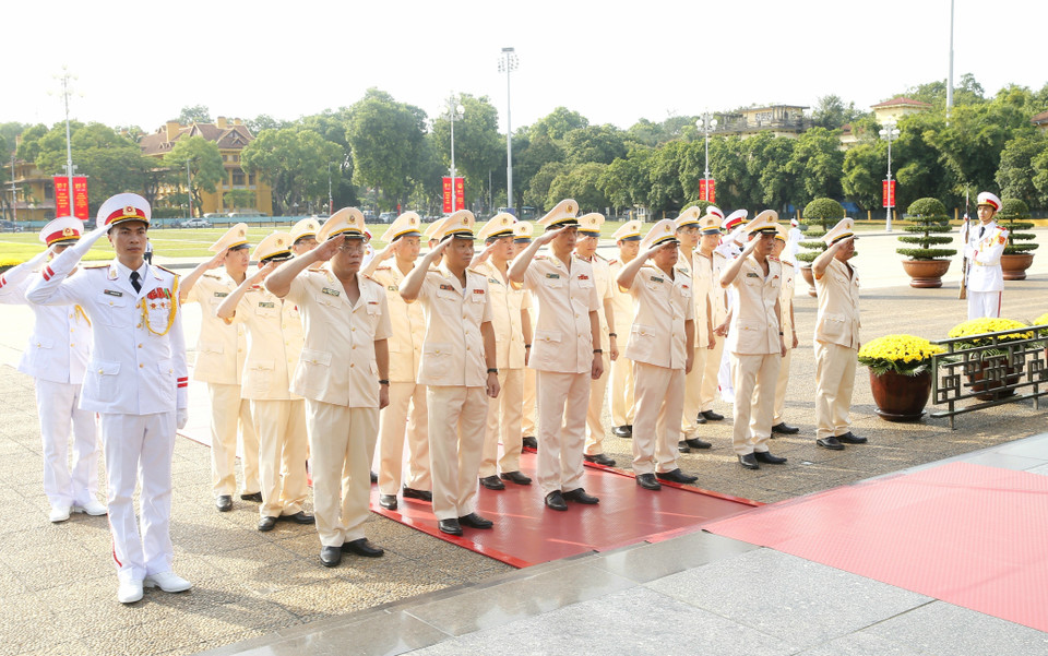 Đoàn đại biểu Đảng ủy Công an Trung ương và Bộ Công an đến đặt vòng hoa và vào Lăng viếng Chủ tịch Hồ Chí Minh. (Ảnh: Doãn Tấn/TTXVN)