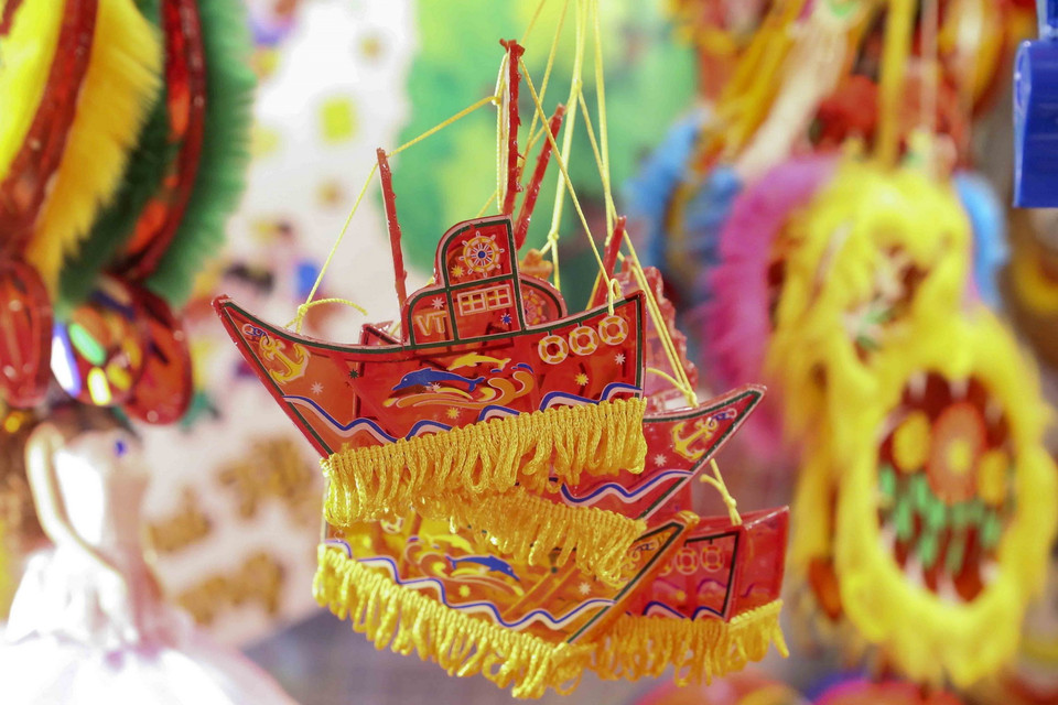 Các loại đèn lồng được trưng bày bắt mắt. (Ảnh: Tuấn Đức/TTXVN)